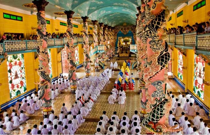 Tay-ninh-holy-land- afternoon-prayer-in-Cao-dai-Temple-2
